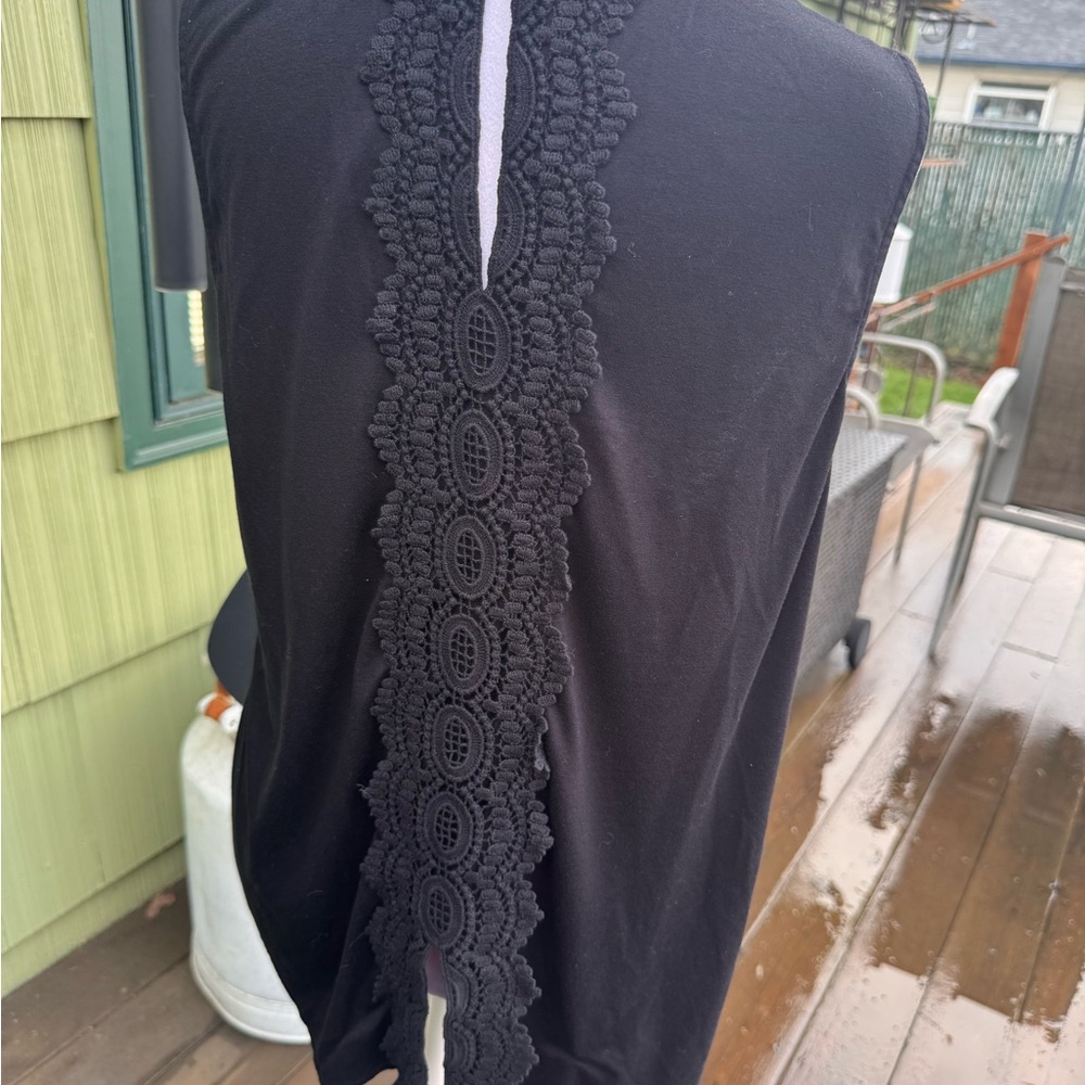 Chic Black Lace Detail Sleeveless Blouse - Picture 4 of 6